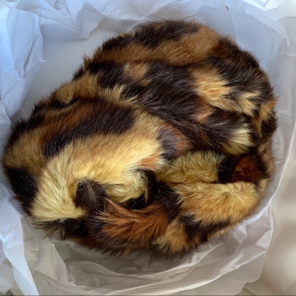 ⛔️SOLD⛔️Authentic GUCCI Leopard Faux fur turns - Picture 3 of 8